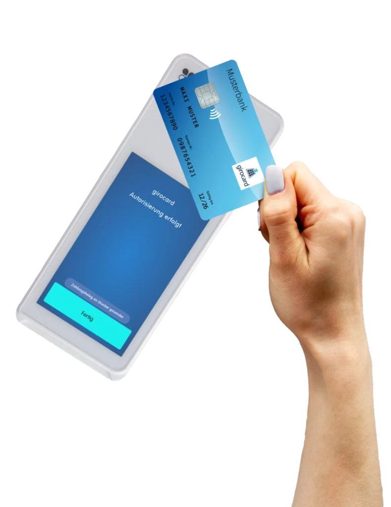 Hand, die eine girocard hält und an ein Smartphone mit einer Zahlungsbestätigung zeigt, symbolisiert kontaktloses Bezahlen und moderne Zahlungsmethoden.