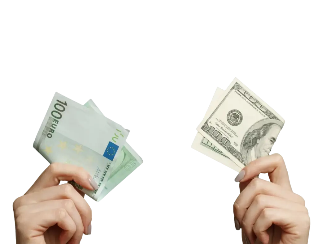 Hände halten jeweils einen 100-Euro-Schein und einen 100-Dollar-Schein, um den Geldwechsel und die Währungsunterschiede zwischen Euro und US-Dollar darzustellen.