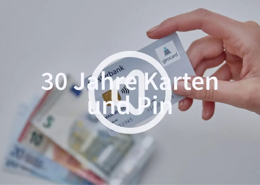 Hand hält eine girocard mit dem Schriftzug 30 Jahre Karten und Pin im Vordergrund, im Hintergrund sind Euro-Banknoten sichtbar.
