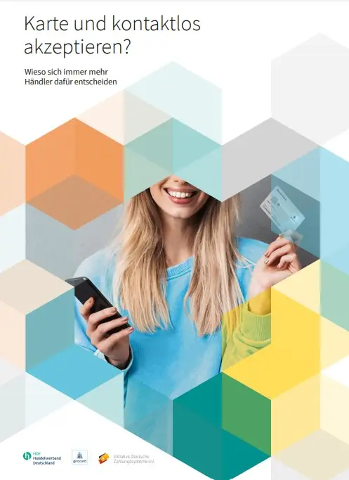 Frau mit Smartphone in der Hand und Kreditkarte lächelt vor einem bunten, geometrischen Hintergrund. Der Text thematisiert die Vorteile der kontaktlosen Kartenzahlung für Händler.