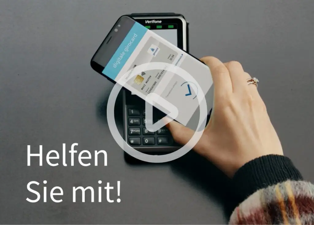 Hand hält ein Smartphone, das eine digitale girocard zeigt, während es über ein Kartenlesegerät von Verifone gehalten wird. Im Hintergrund steht der Text Helfen Sie mit, was auf eine Unterstützung oder Teilnahme an einer digitalen Lösung hinweist.