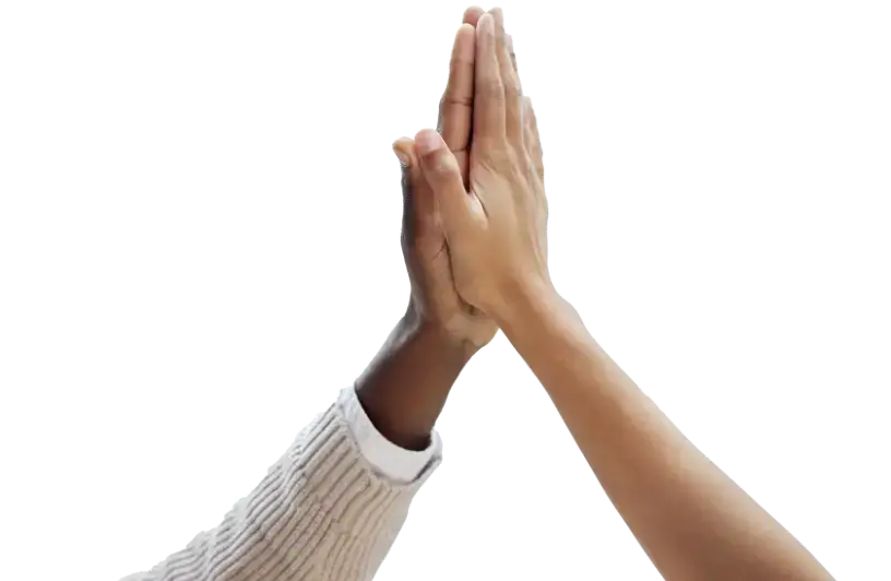 Hände, die sich in einer symbolischen Geste des Zusammenhalts und der Gemeinschaft berühren, mit einer dunklen und einer hellen Hautfarbe, vor einem neutralen Hintergrund.