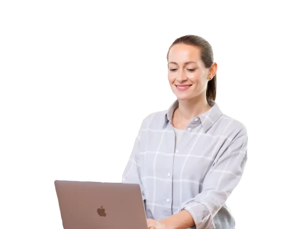 Frau mit blonden Haaren und lächelndem Gesicht arbeitet an einem Laptop, trägt ein kariertes Hemd und ist in einem modernen Arbeitsumfeld abgebildet.