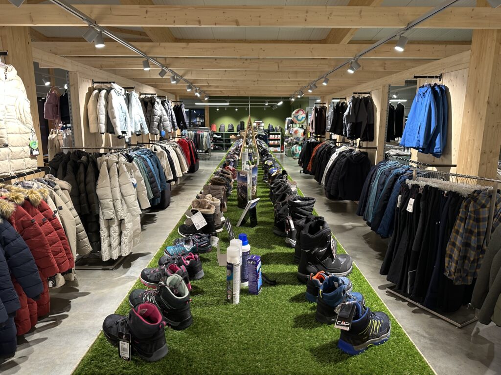 Ein Sportartikelgeschäft, in dem verschiedene Waren präsentiert werden.