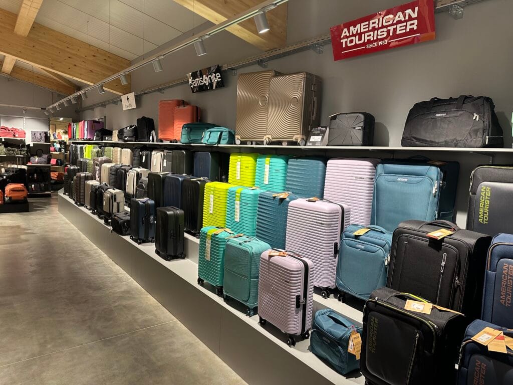 Ein Bild, das Koffer in einem Warengeschäft zeigt.