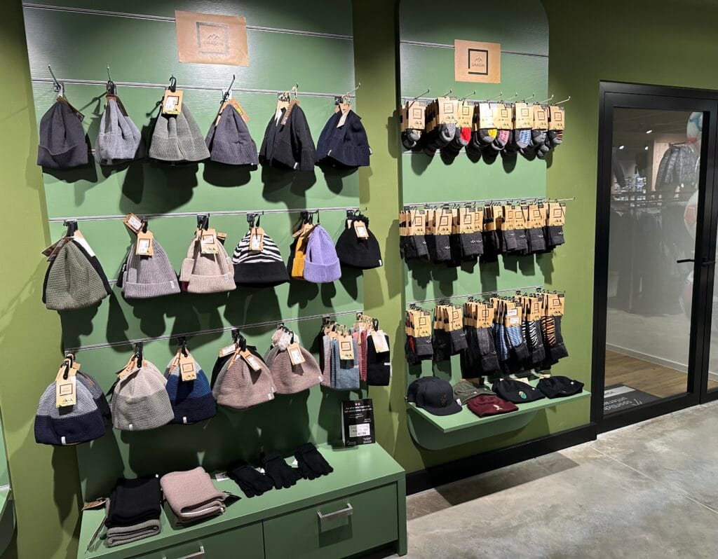 Das Bild zeigt Socken und Mützen in einem Ladengeschäft.