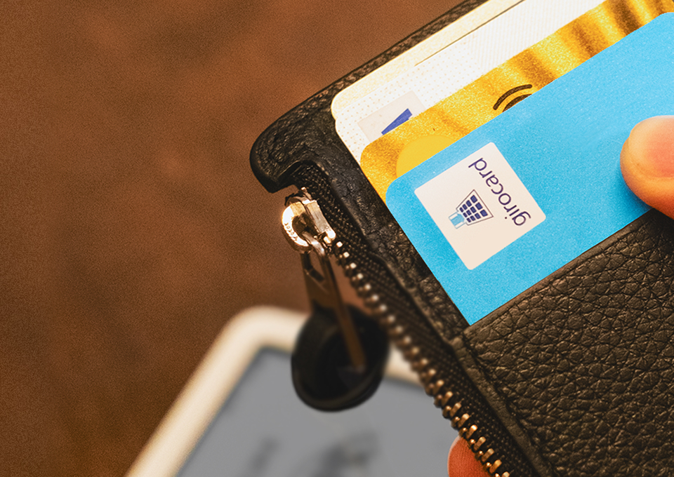 Das Bild zeigt ein Kartenetui, in dem eine blaue girocard steckt.